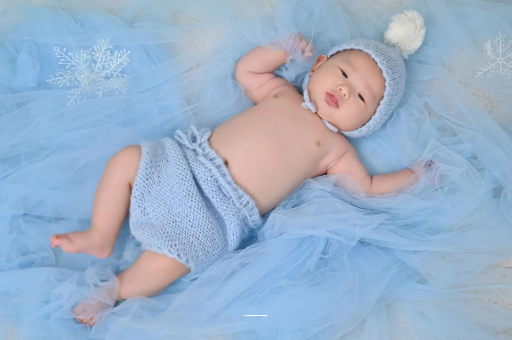 滕州宝宝睡迷糊了才肯吃奶